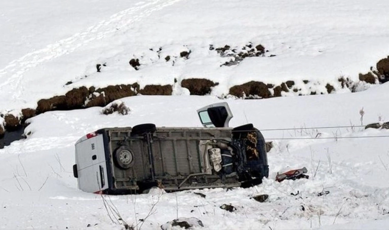 Erzurum'da 'kar' kaza getirdi: Minibüs şarampole devrildi, sıkışan şoför kurtarıldı