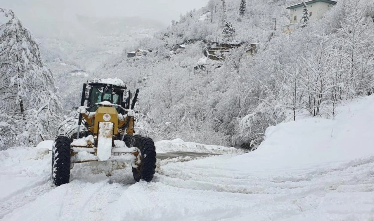 Erzurum-Tekman kara yolu, kar ve tipi nedeniyle ulaşıma kapatıldı