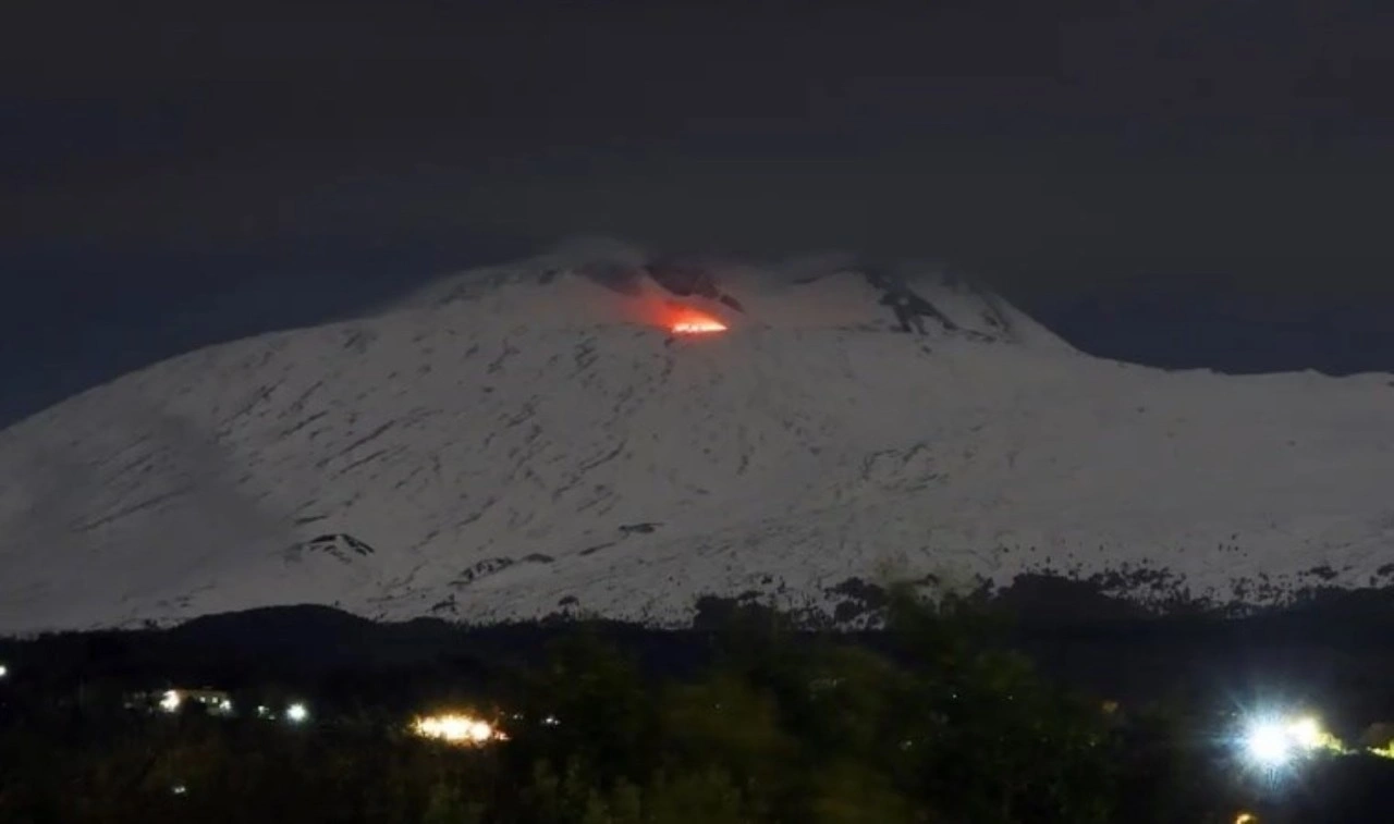 Etna Yanardağı'nda hareketlilik: Lav akışı meydana geldi