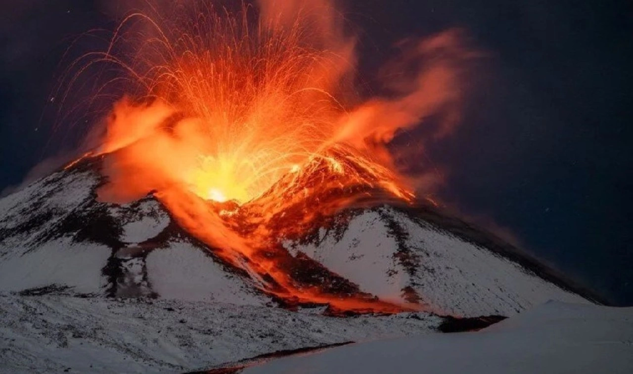  Avrupa kıtasının en yüksek yanardağı olan Etna Yanardağı'ndan aktif lav akışı gözlendi