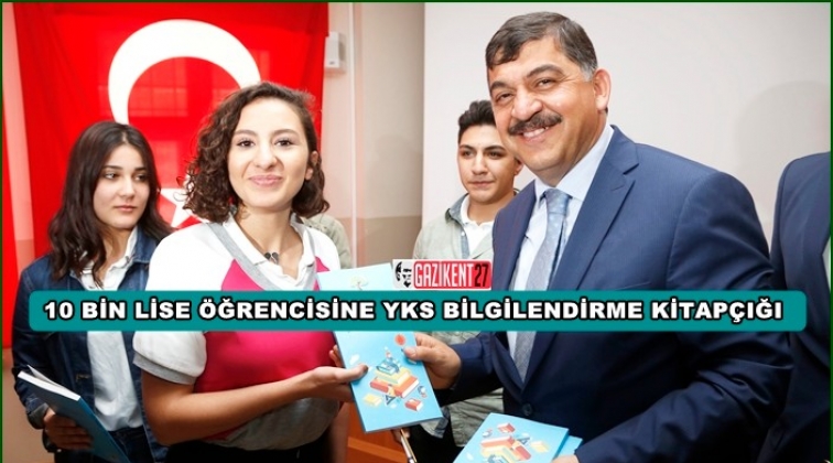 Fadıloğlu, öğrencilere YKS kitapçığı dağıttı