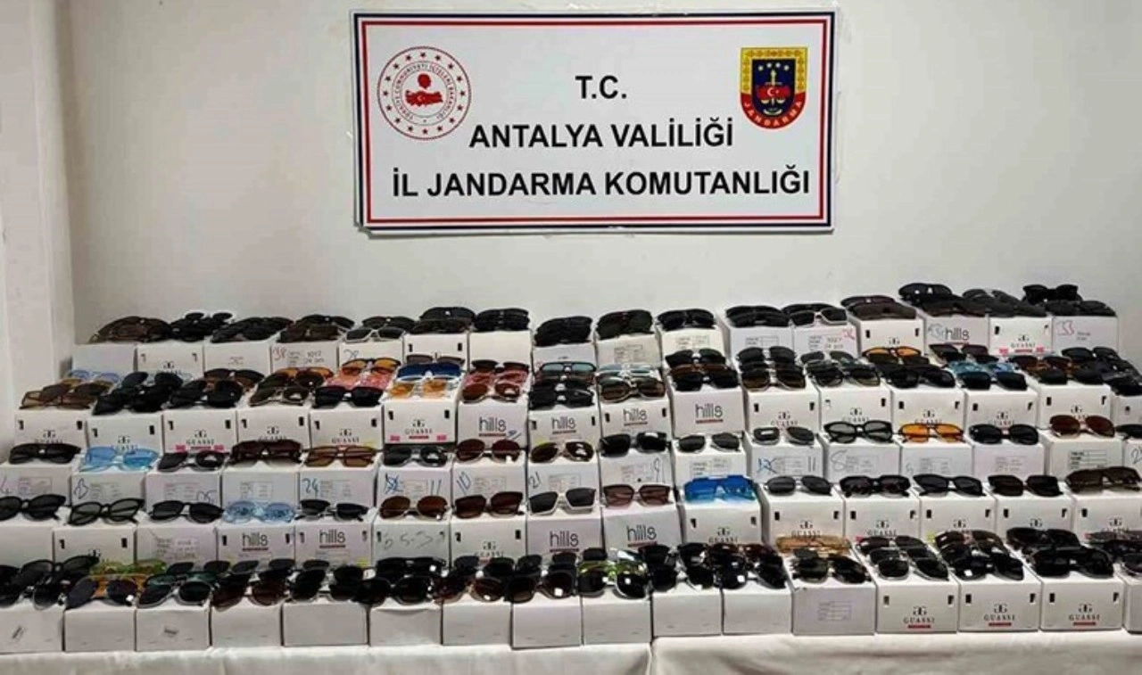 Farklı markalara ait tam 5 bin adet... Antalya'da 'kaçak güneş gözlüğü' operasyonu