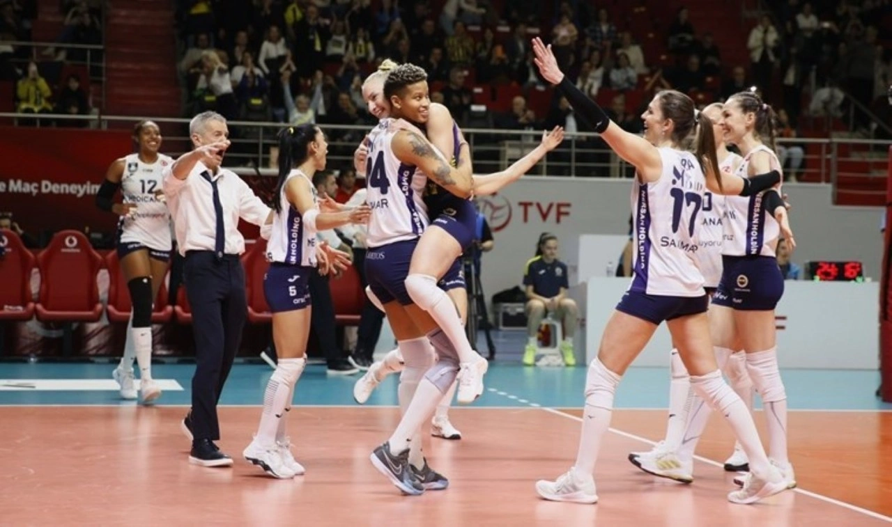 Fenerbahçe sahasında VakıfBank'ı devirdi