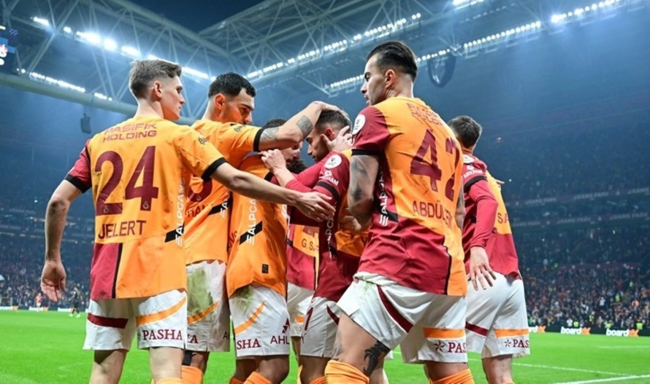 Galatasaray zirvede puan farkını korudu: Hakeme isyan