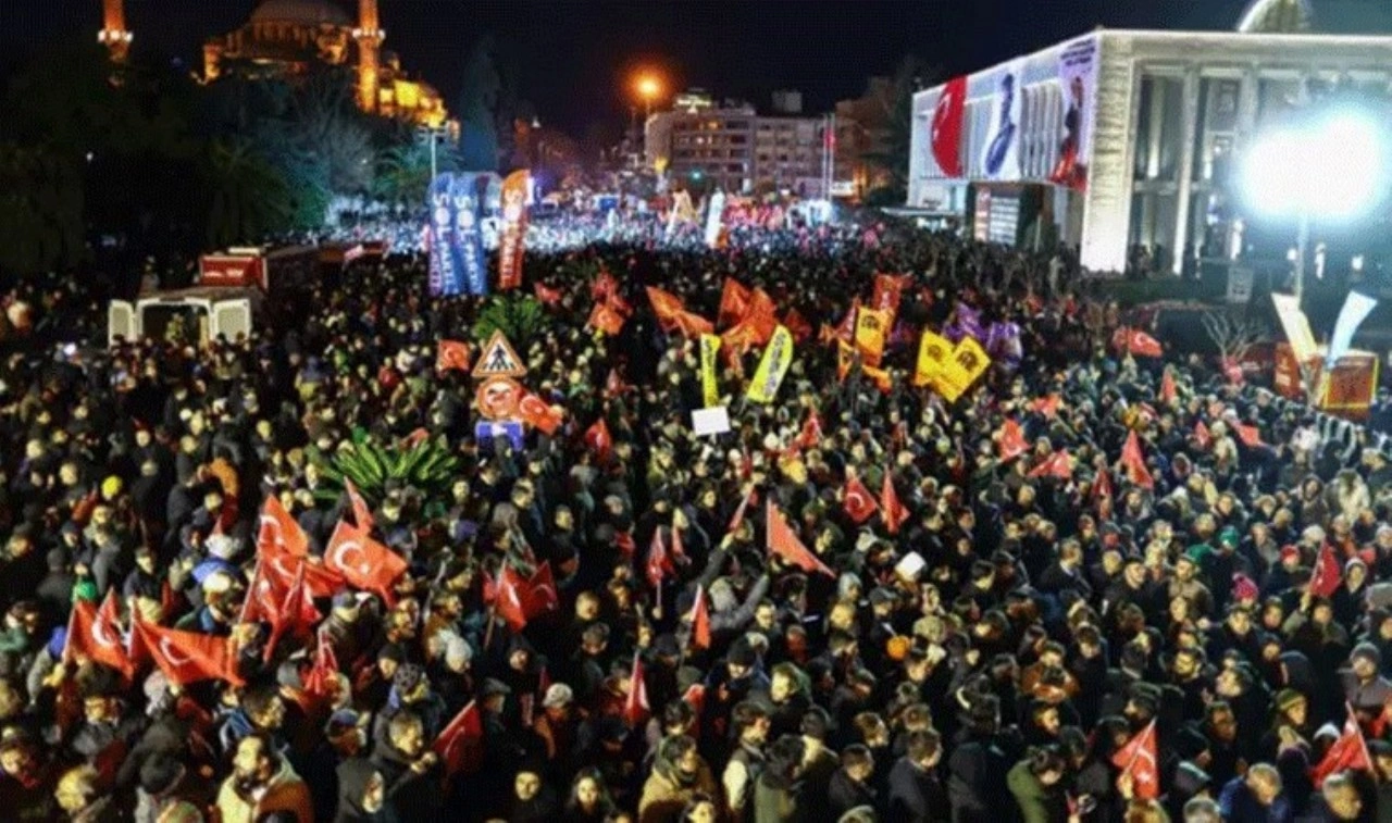 Gazeteciler ve siyasilere ev baskını! Çok sayıda gözaltı var...