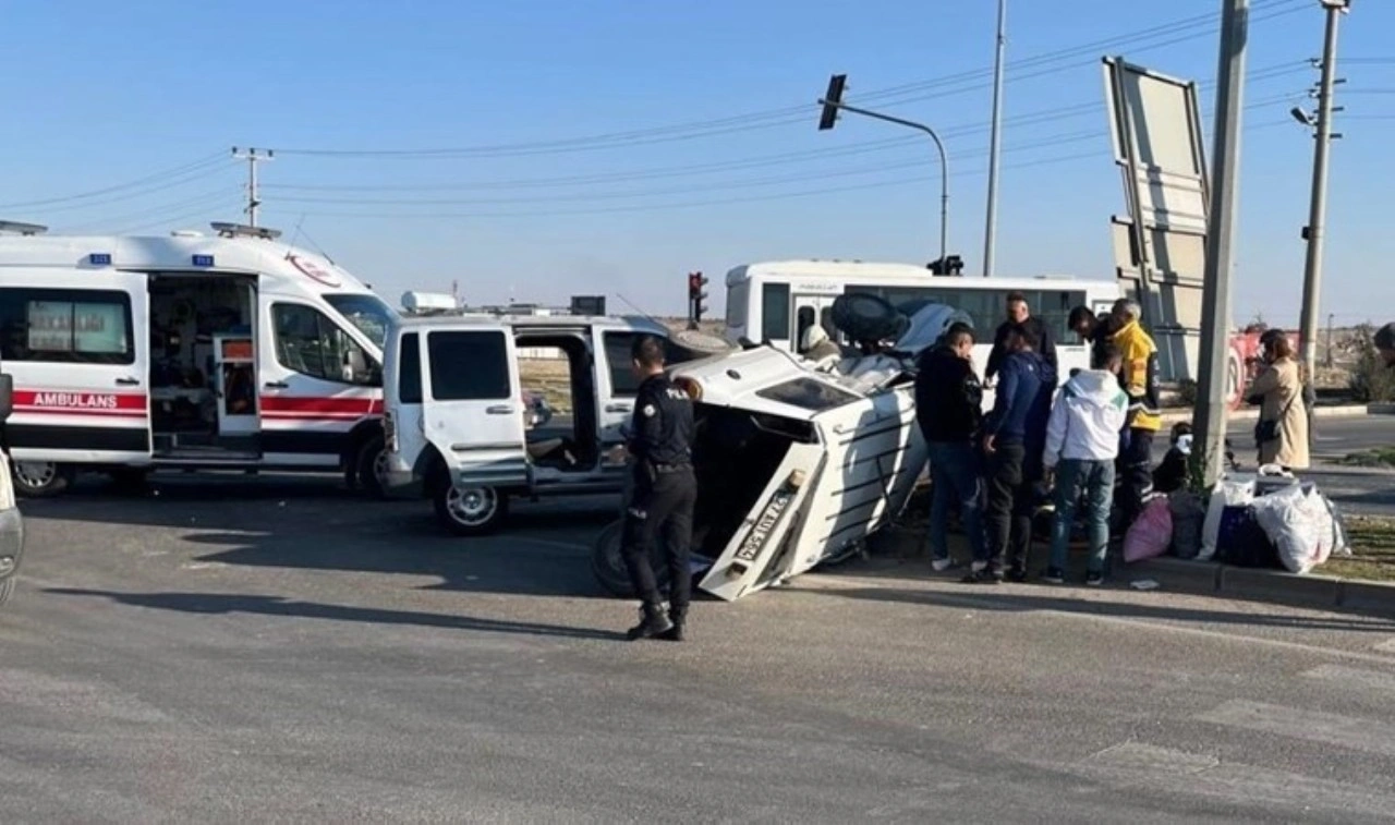 Gaziantep’te 2 araç kavşakta çarpıştı: Yaralılar var!