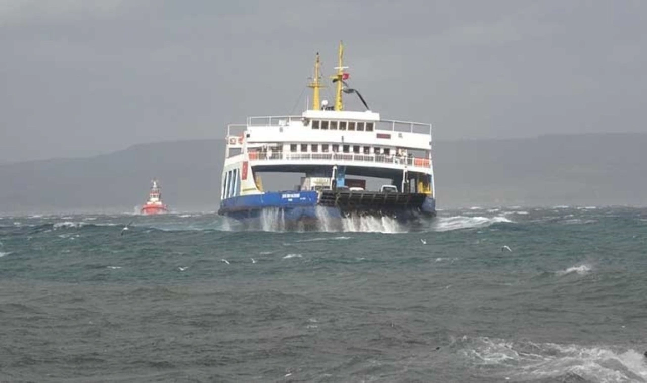 Gökçeada ile Bozcaada feribot seferlerine fırtına engeli