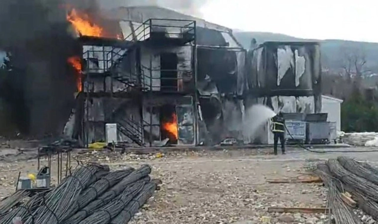 Hatay'da işçilerin kaldığı konteynerler alev alev yandı