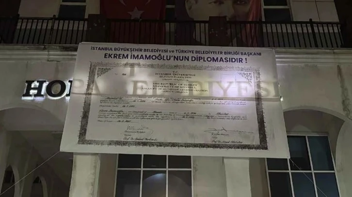 Hopa Belediyesi İmamoğlu’nun diplomasını binaya astı!