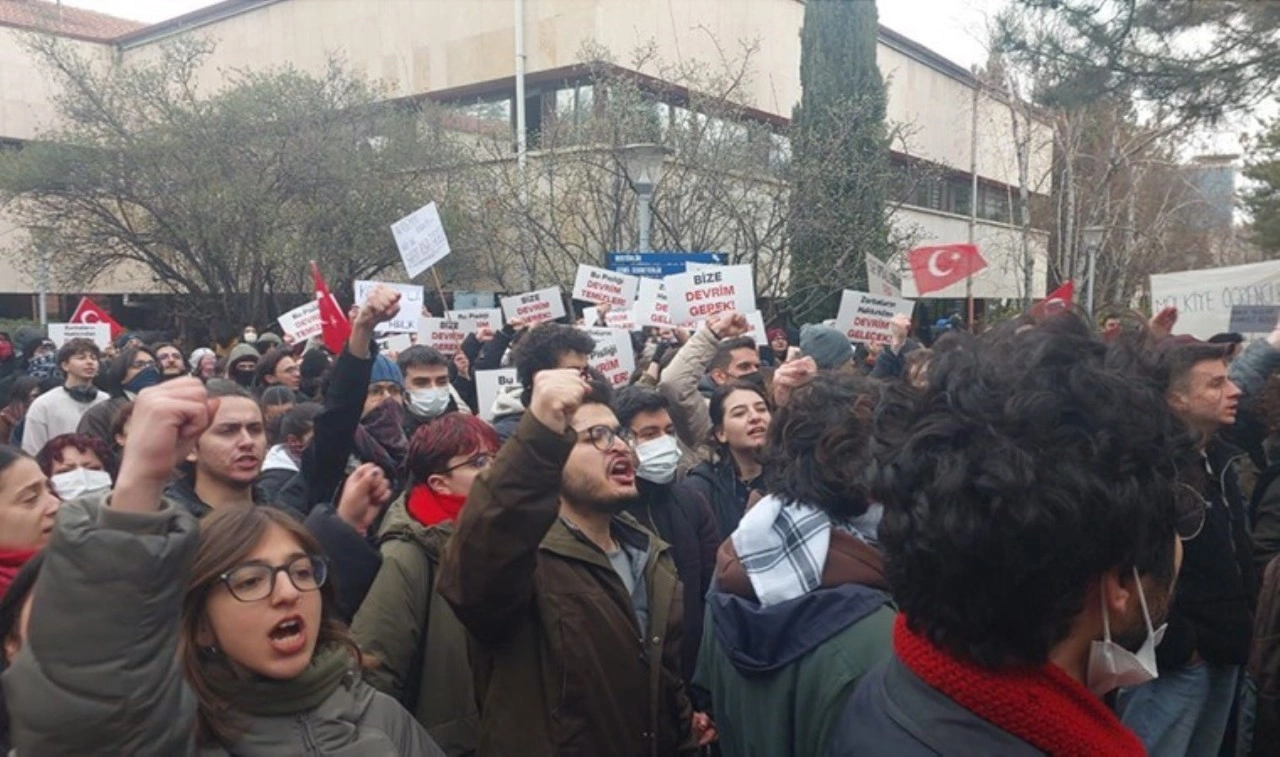 İmamoğlu'na destek büyüyor: Öğrenciler polis barikatına karşı direndi!