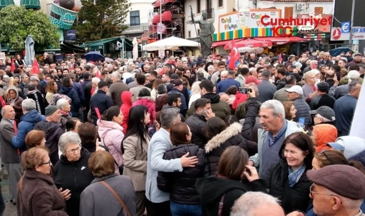 'İmamoğlu' operasyonunu Attalos Meydanı'nda protesto ettiler