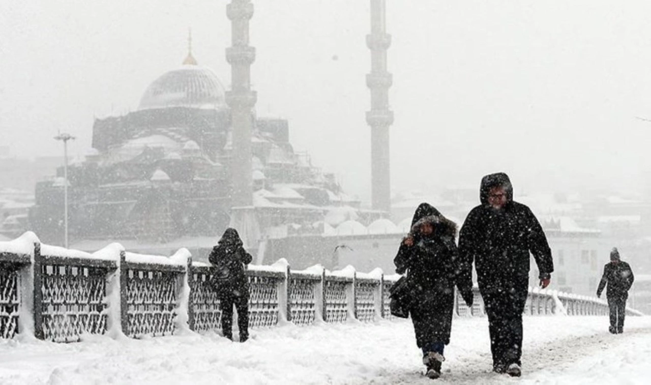 İstanbul'a yoğun kar geldi uzmanlar uyardı: Soğuk hava şartları kulaklarınızı sağır edebilir!