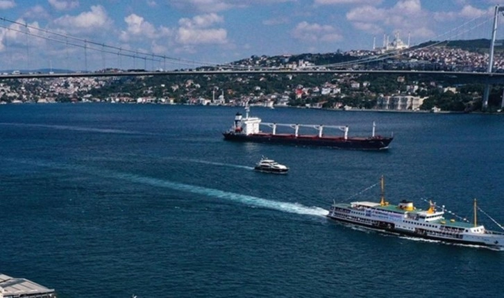 İstanbul Boğazı çift yönlü olarak gemi trafiğine kapatıldı