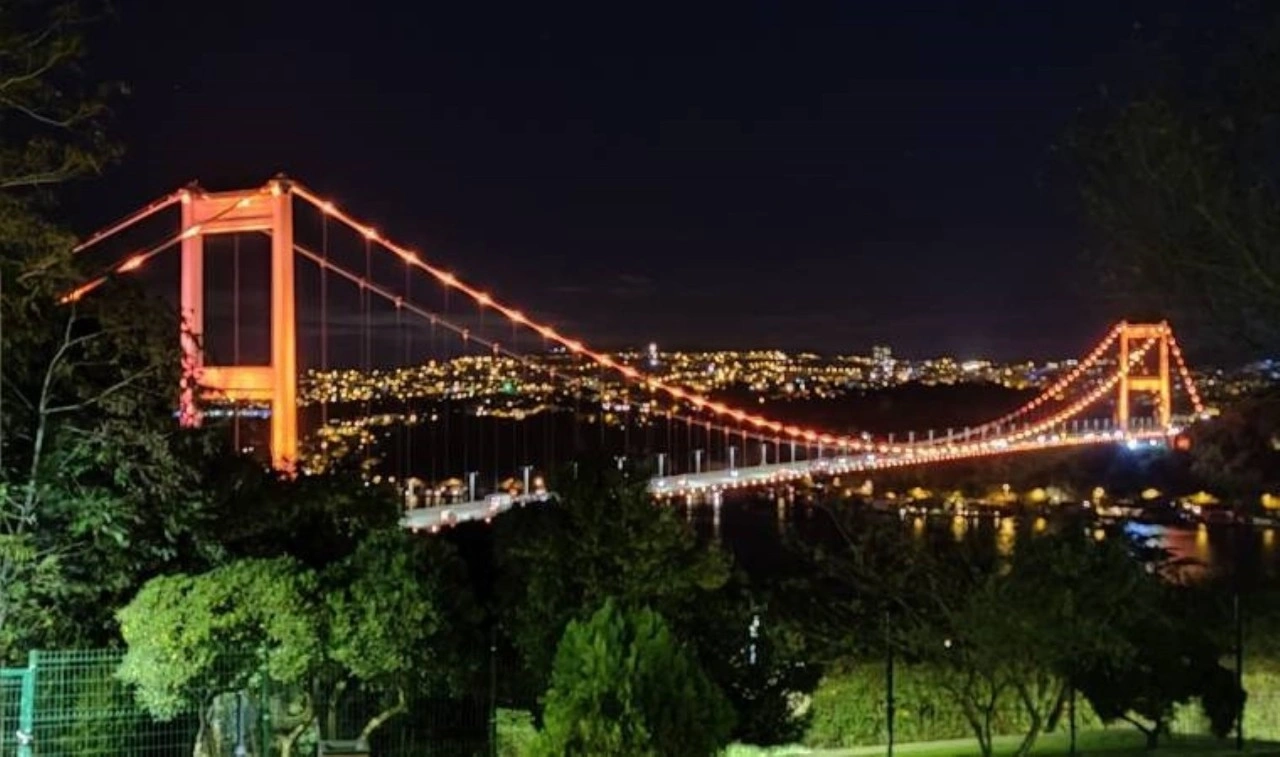 İstanbul'da boğaz köprüleri, lösemi için turuncu ışıkla aydınlatıldı!