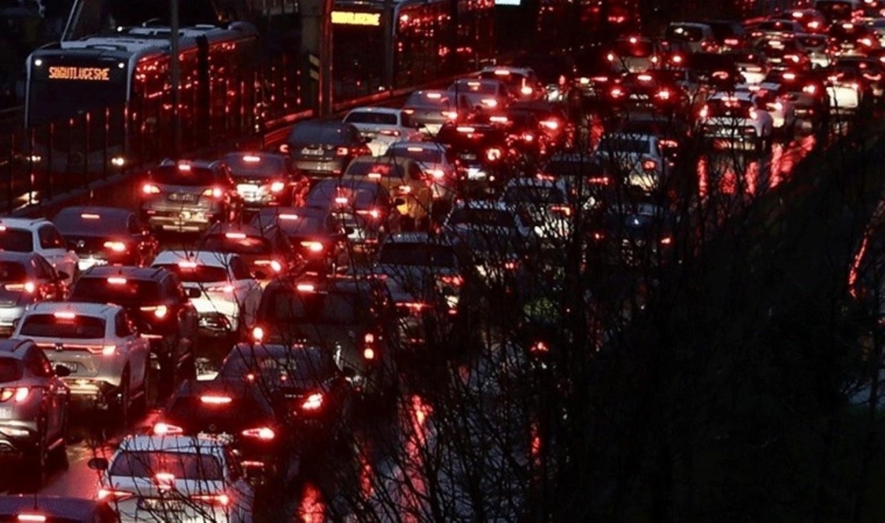 İstanbul'da trafik kilitlendi: Trafik yoğunluğu yüzde 83'ü gördü!