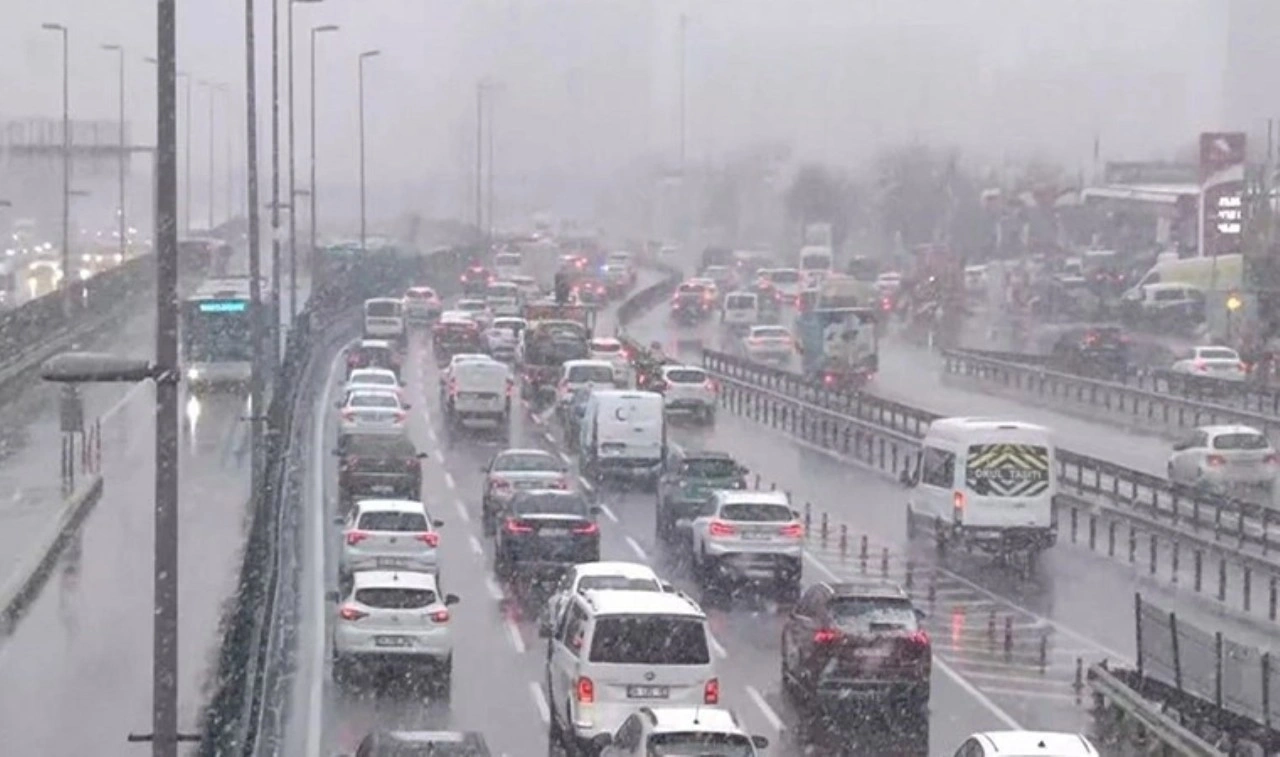 İstanbul'da trafik kilitlendi: Yoğunluk yüzde 90'a ulaştı!