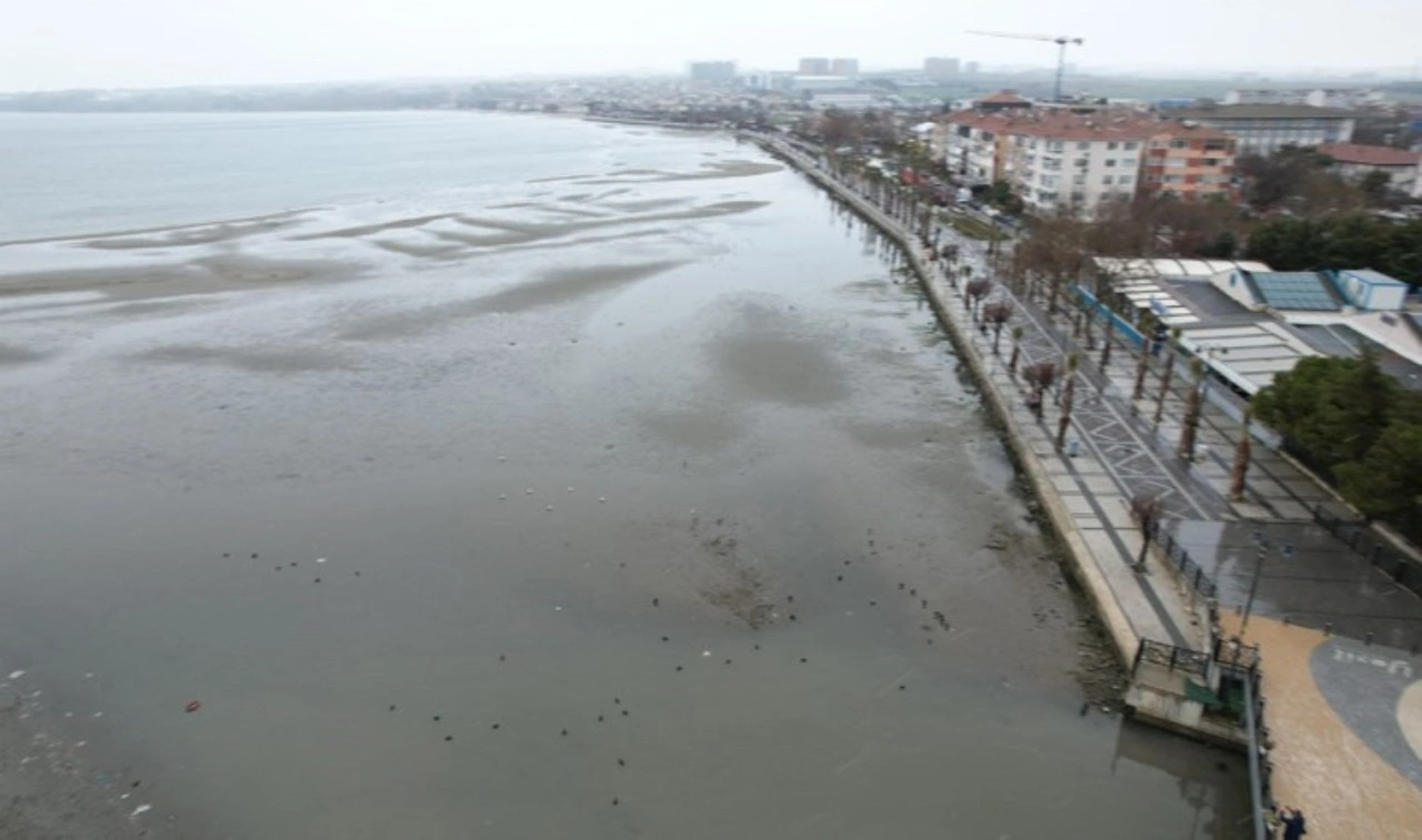 İstanbul'da ürküten görüntü: Silivri'de deniz 150 metre çekildi!