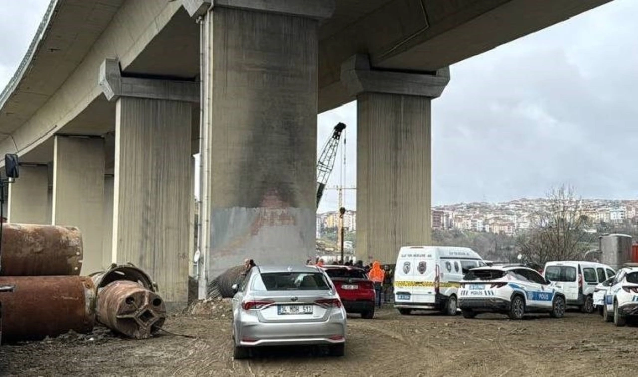 İstanbul'da üzerine iş makinesinin kovası düşen işçi, feci şekilde can verdi!