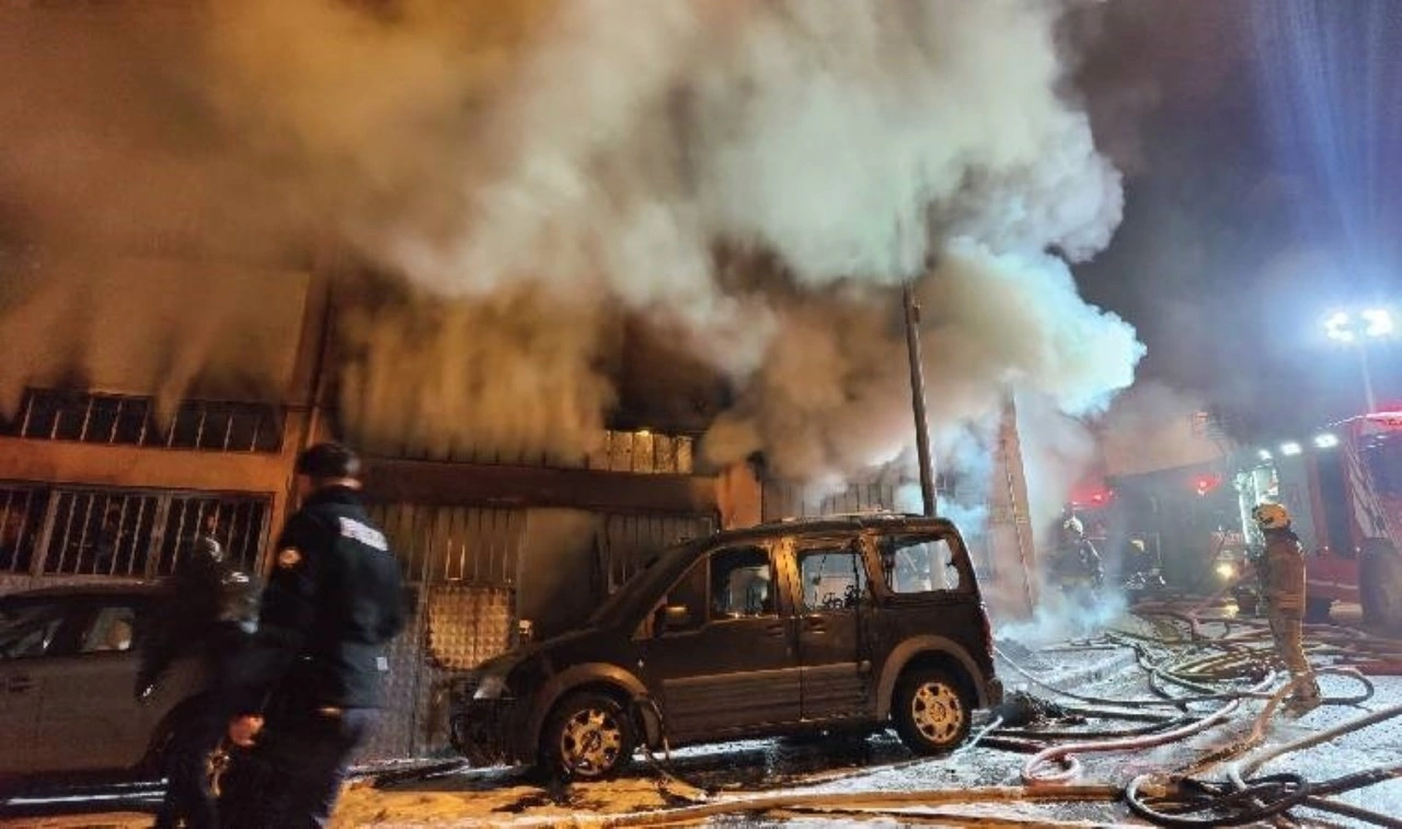 İstanbul'da yatak imalathanesinde korkutan yangın!