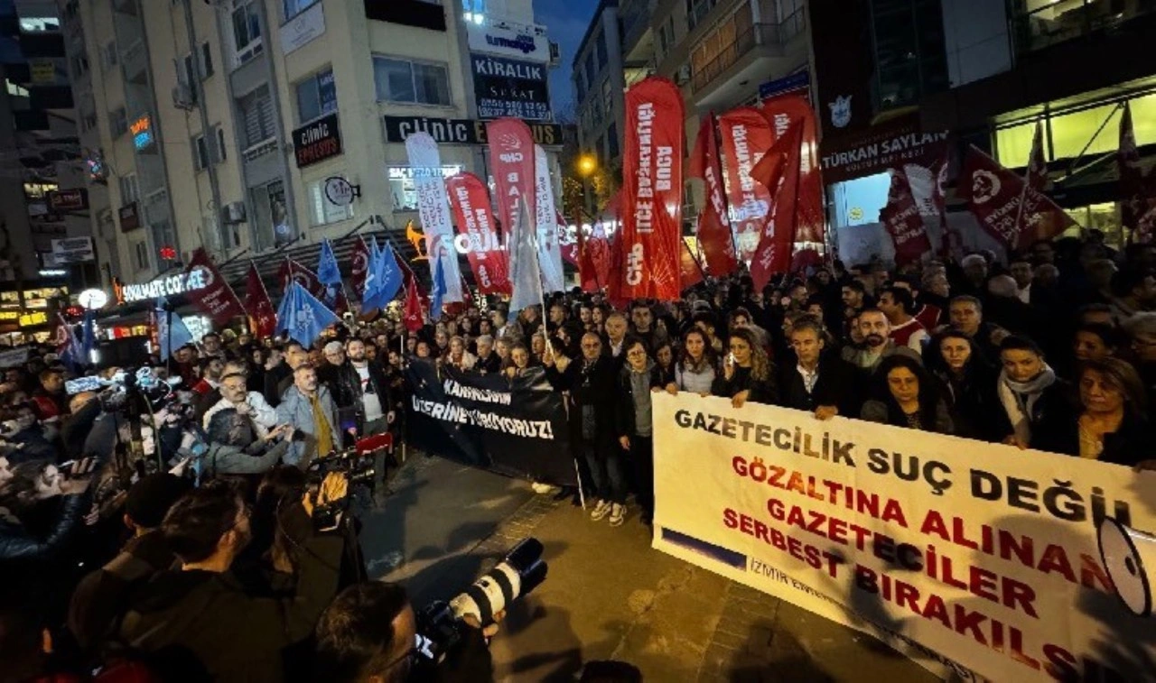 İzmir Emek ve Demokrasi Güçleri bileşenlerinden gazetecilerin gözaltına alınmasına tepki mitingi