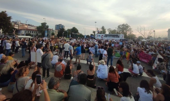 Kadıköy'de 'katliam yasası' protestosu: 'Kısırlaştır, aşıla, yerinde yaşat'