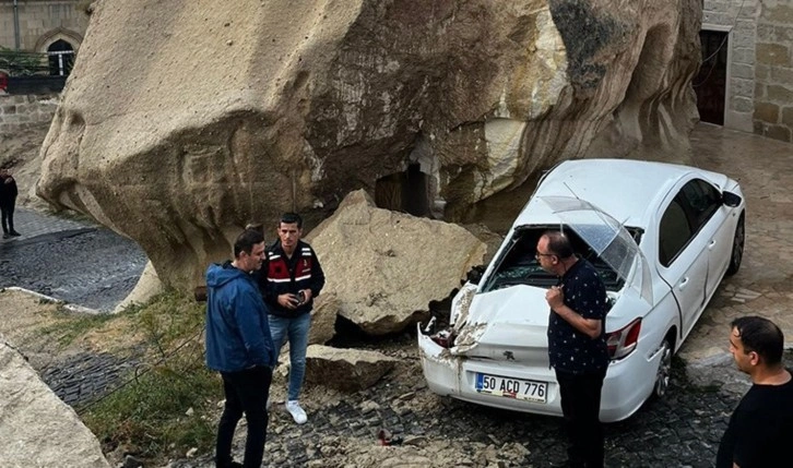 Kapadokya'da sağnak yağış sele döndü: Kopan kayalar 3 araçta hasara neden oldu