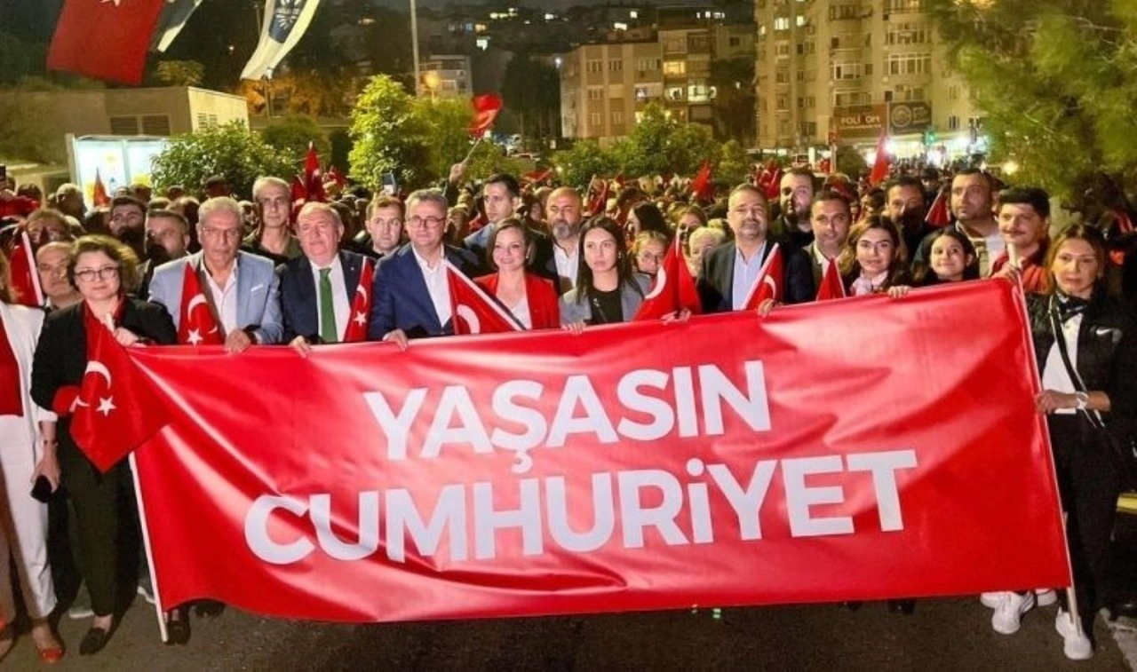 Karabağlarda coşkulu Cumhuriyet Korteji