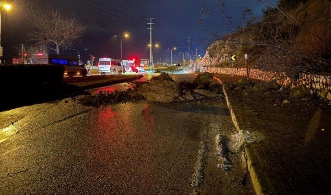 Kestel’de heyelan: Yol trafiğe kapandı