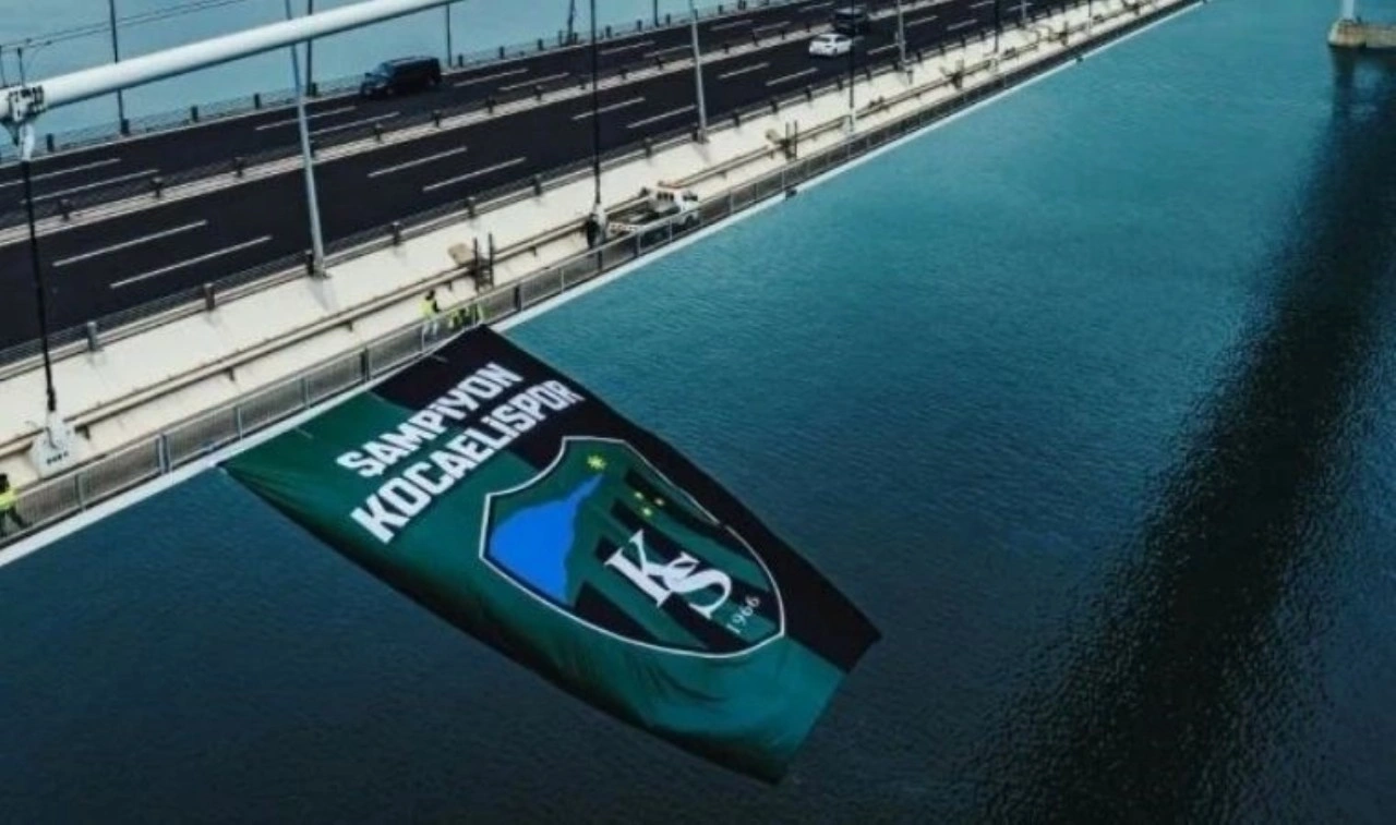 Kocaelispor'un bayrağı köprüye asıldı