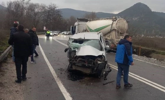 Kontrolden çıkan araç TIR'a çarptı: 1 kişi ağır yaralandı!