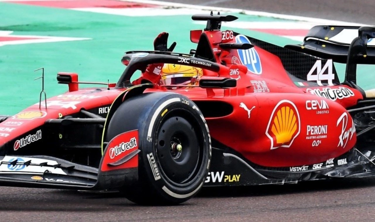 Lewis Hamilton Ferrari'ye kavuştu!