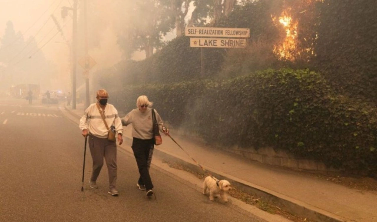 Los Angeles'ın lüks mahallelerinde yangın: Yürüyerek kaçmak zorunda kaldılar