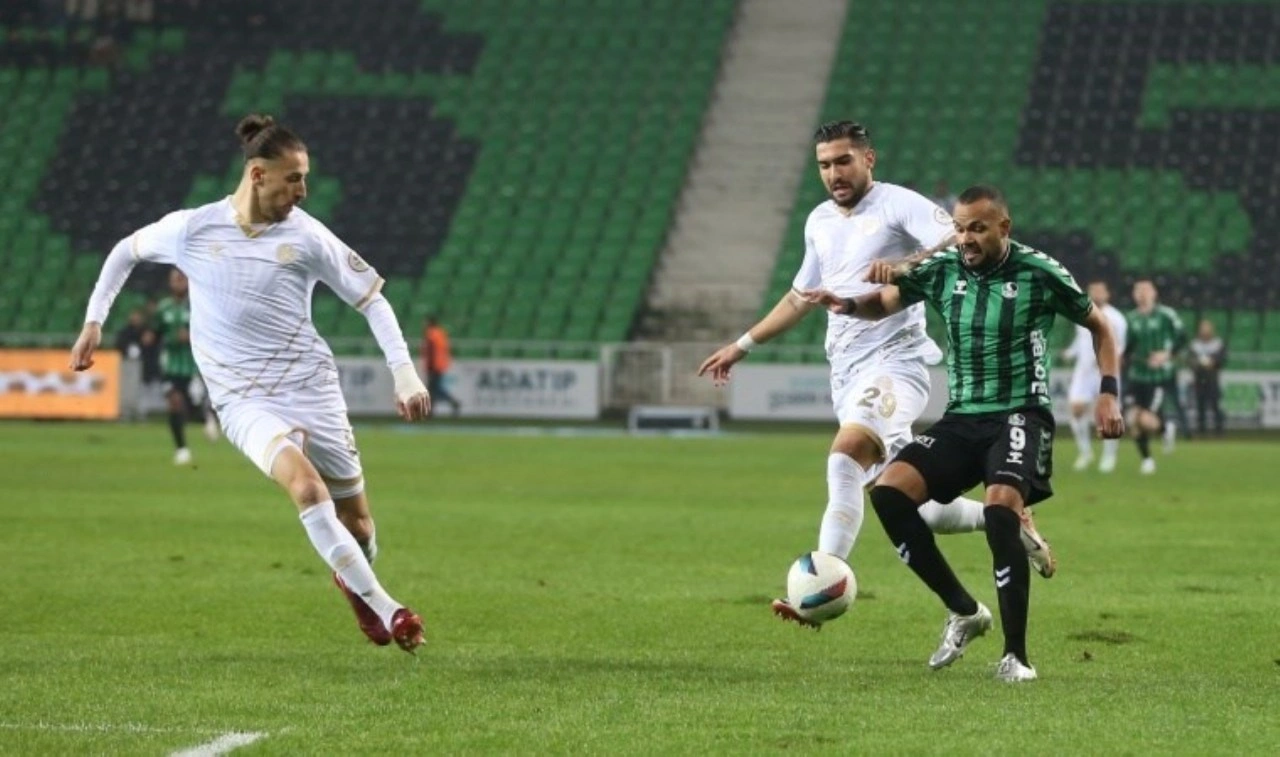 Manisa FK, Sakaryaspor deplasmanında 3 puanı 2 golle aldı!