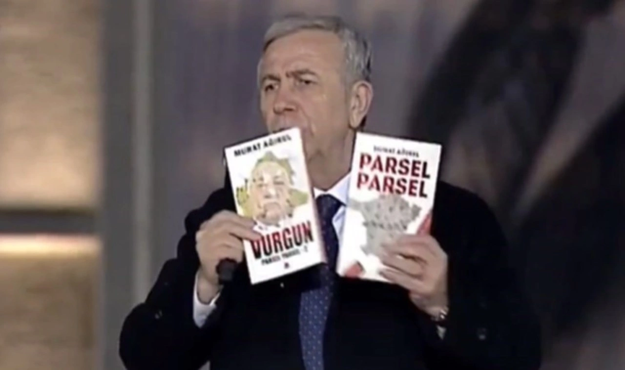 Mansur Yavaş Saraçhane'ye gazetemiz yazarı Murat Ağırel'in kitapları ile çıktı