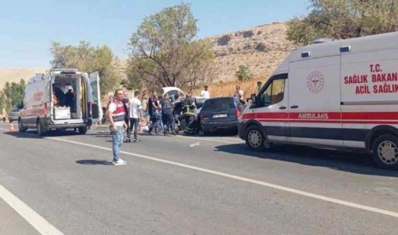 Mardin'de iki otomobil çarpıştı: Çok sayıda yaralı var!