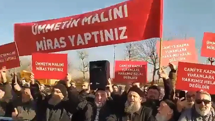 Menzil Cemaati’ndeki kavga sokağa taştı: “Ümmetin malını miras yaptınız”