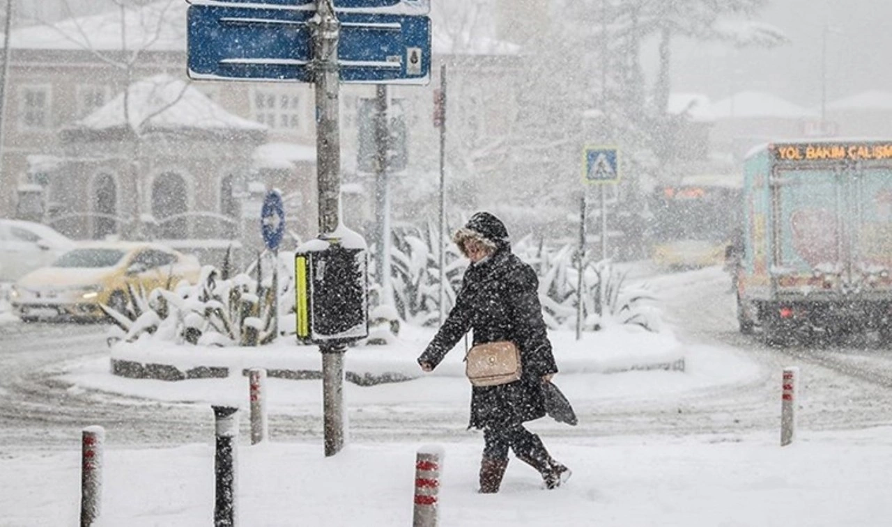 Meteoroloji, AKOM ve Valilik peş peşe uyardı! Tarih verildi: İstanbul'a kar hangi gün gelecek?