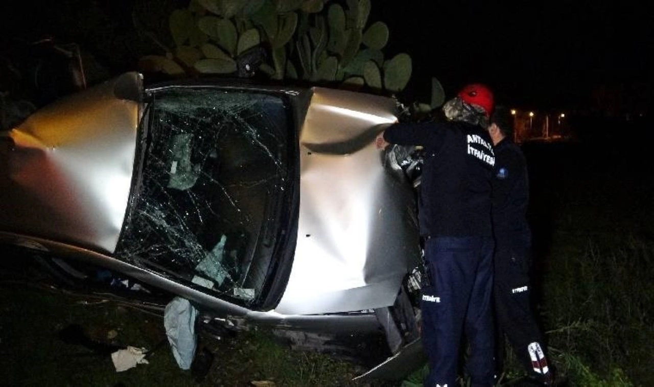 Metrelerce sürüklenen araç ağaca çarptı: Polis memuru kurtarılamadı!