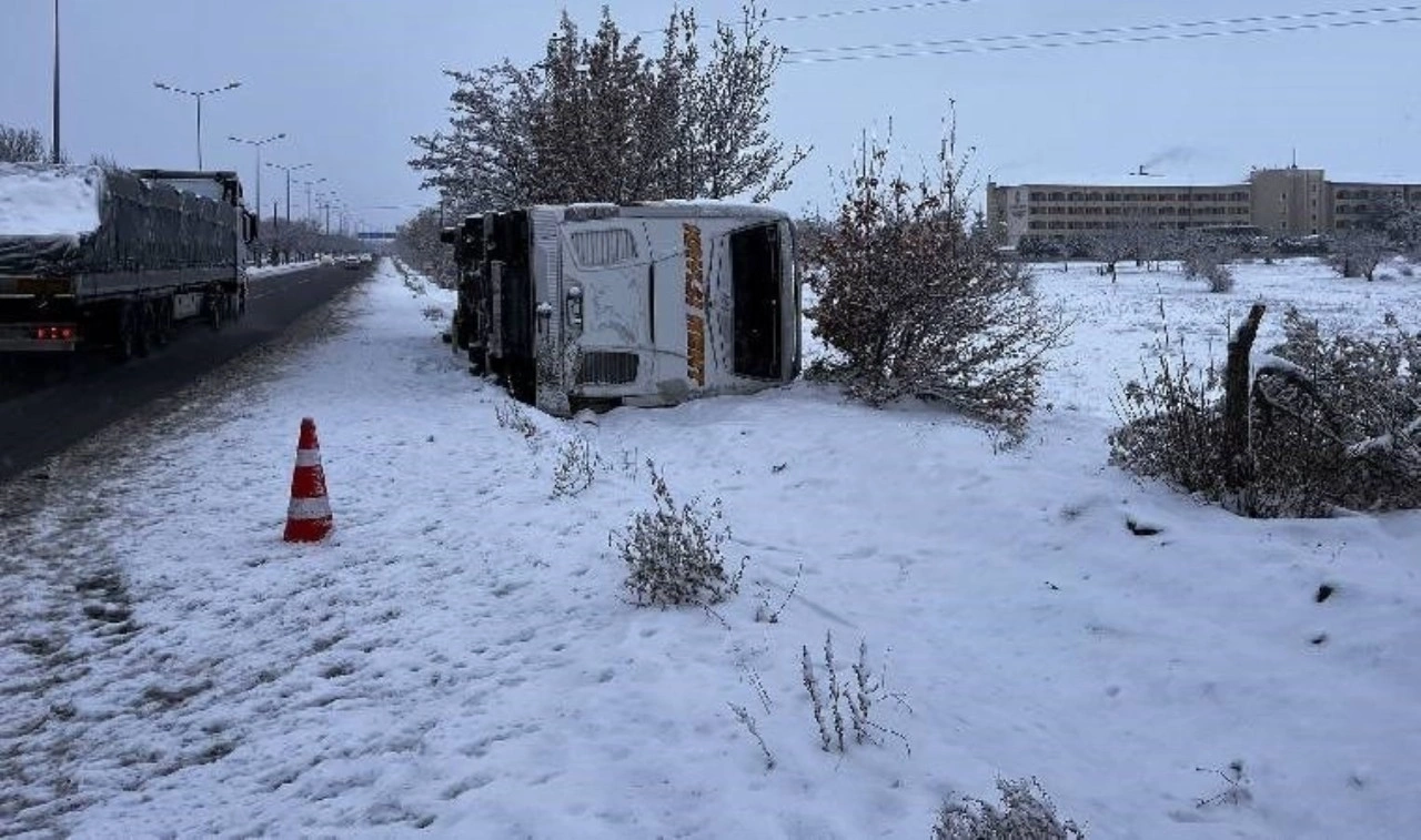 Nevşehir'de buz tutan yol kazaya neden oldu: 5 yaralı!