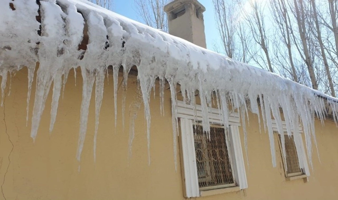 O ilçede teromemetreler eksi 22,9'u gösterdi: Çatılarda buz sarkıtları oluştu