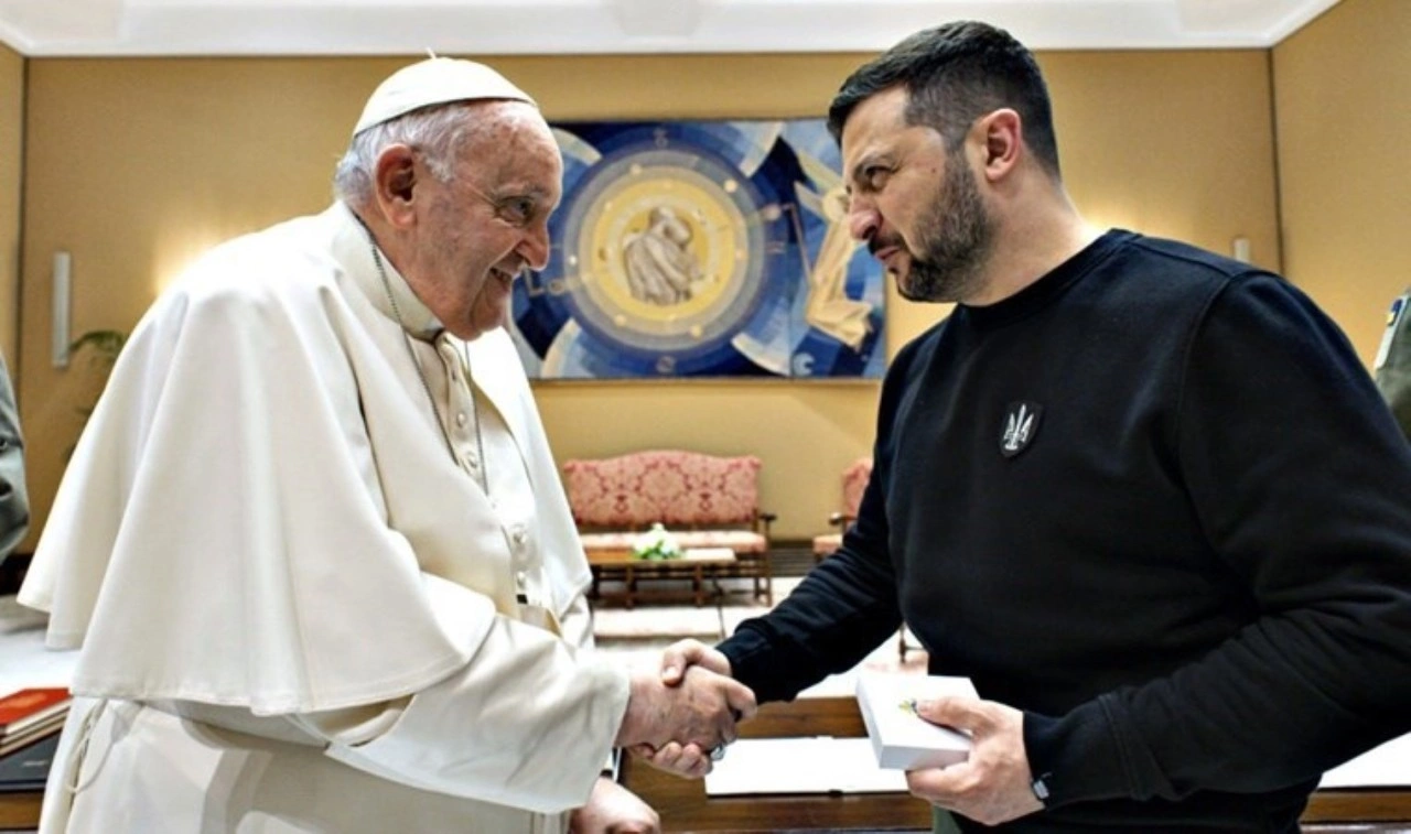 Papa Franciscus, Ukrayna Devlet Başkanı Zelenski ile görüştü