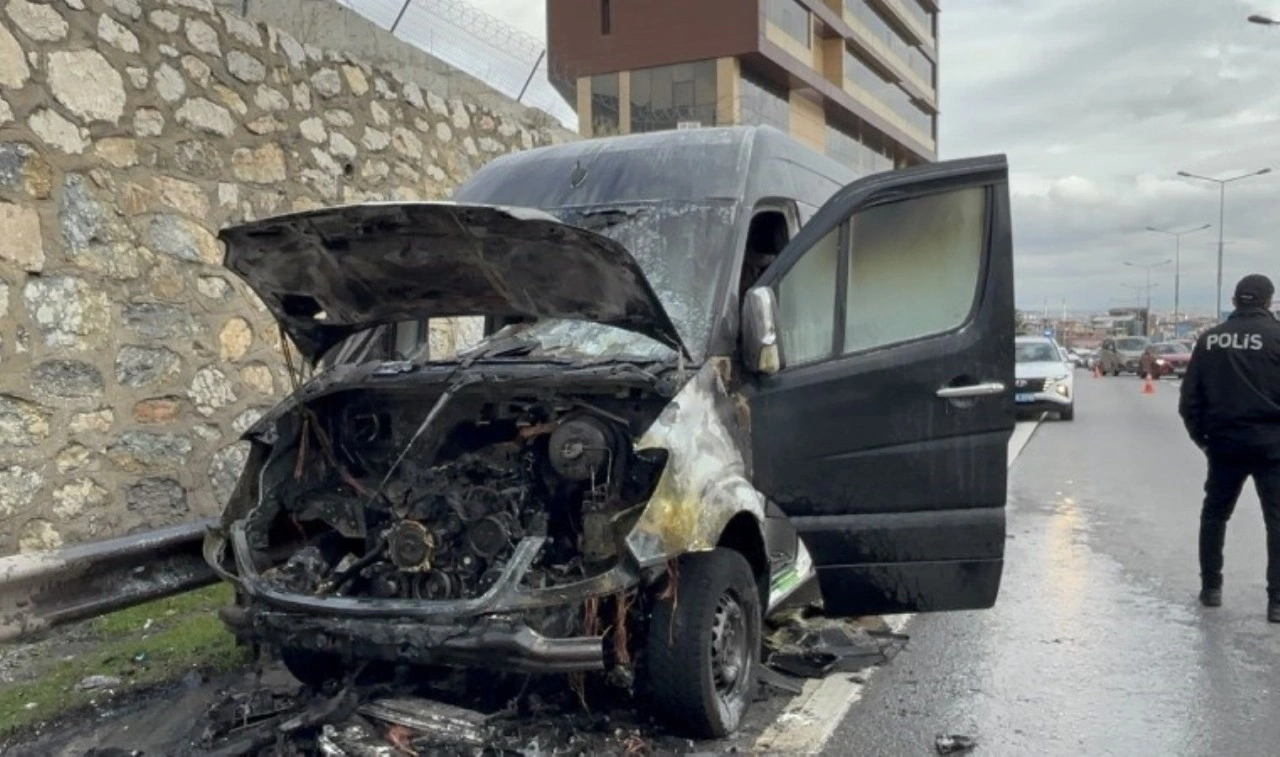 Pendik'te seyir halindeki servis minibüsü yandı