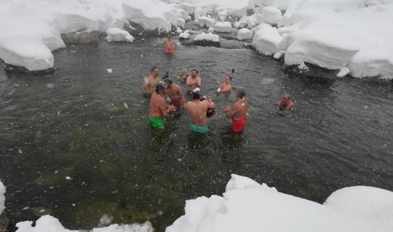 Rize'de kar yağışına rağmen derede yüzdüler