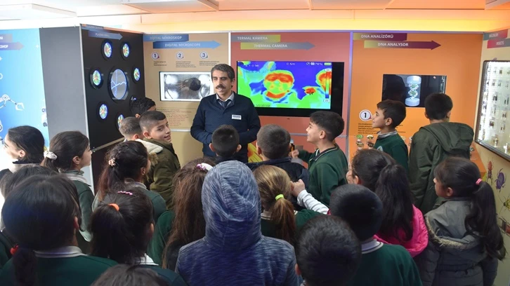 Şahinbey "Bilim Tırı" teknolojiyi okullara taşıyor