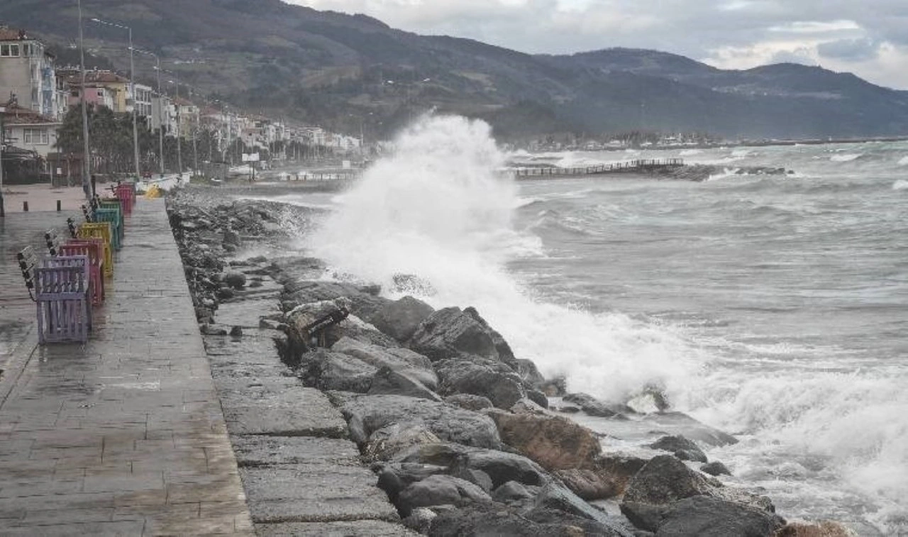 Samsun'da kuvvetli rüzgar... Denizde dalga boyu 2 metreye ulaştı!