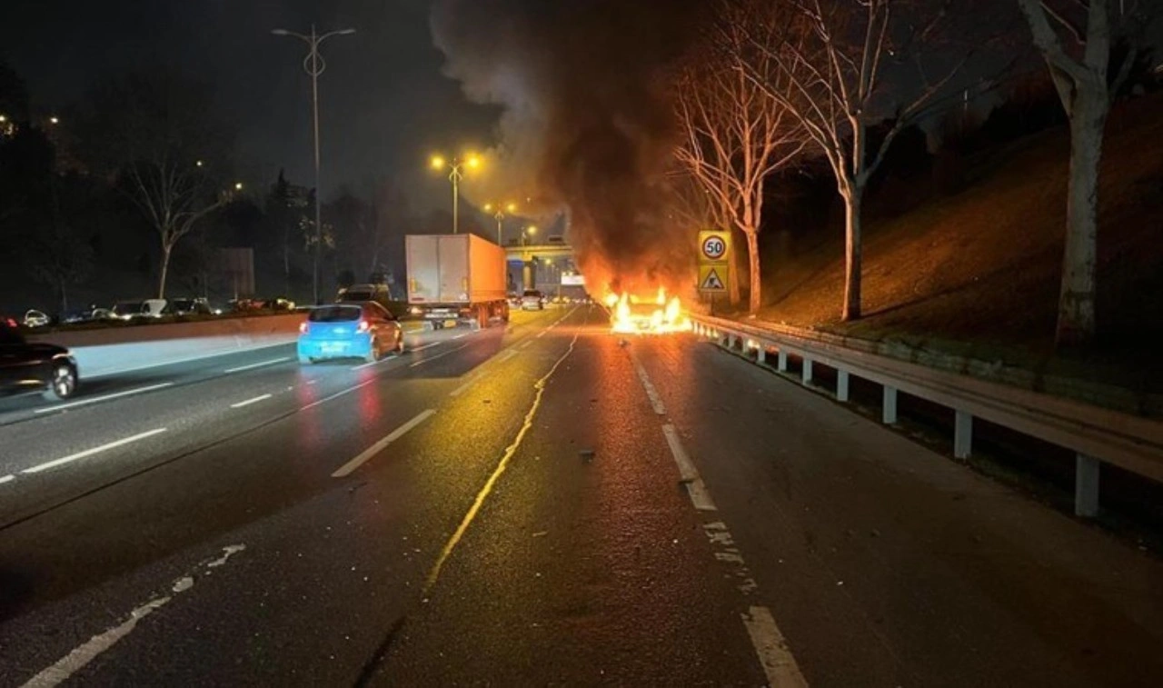 Seyir halindeki araç alev topuna döndü, trafik yoğunluğu oluştu