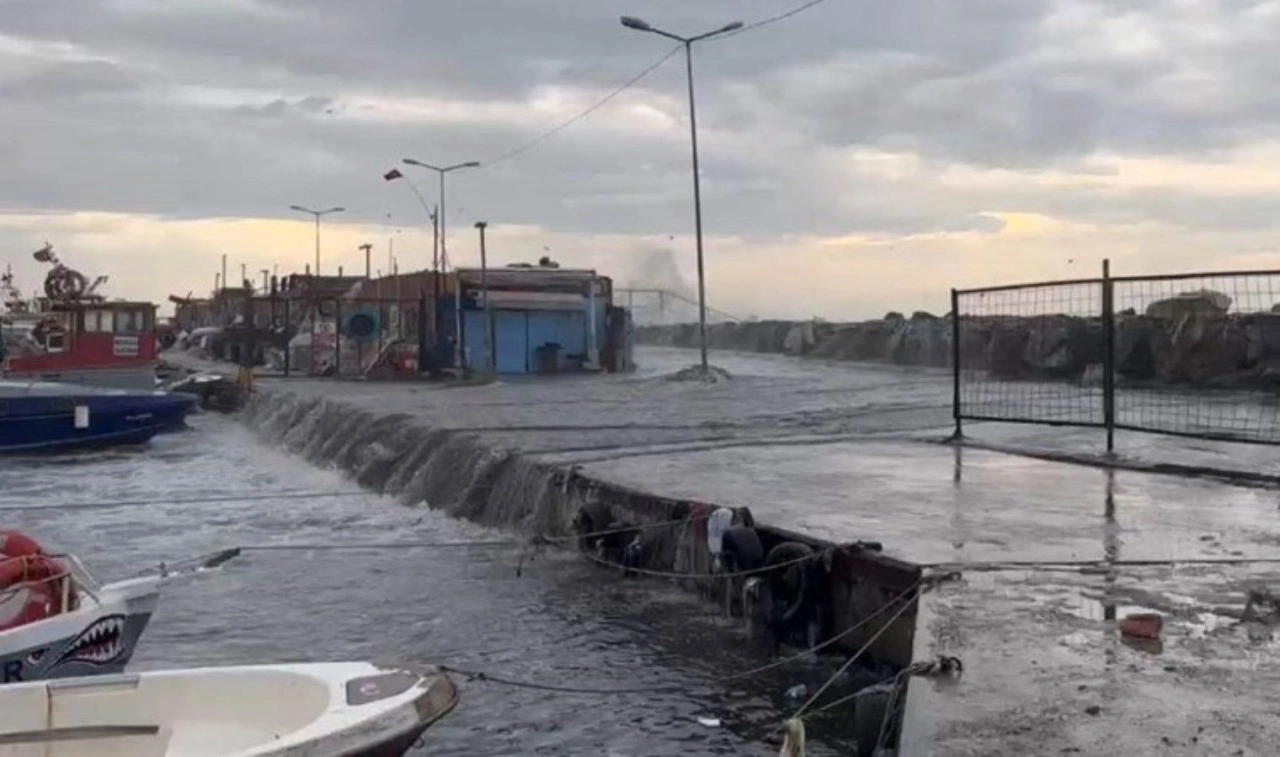 Şiddetli lodos nedeniyle İstanbul’da deniz taştı!