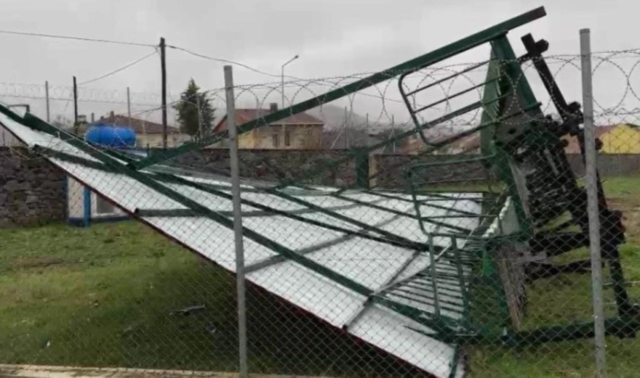 Şiddetli rüzgar stadyumdaki tribünü yıktı