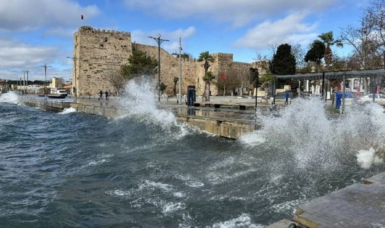 Sinop'ta kuvvetli rüzgar 3 metrelik dalgalar oluşturdu