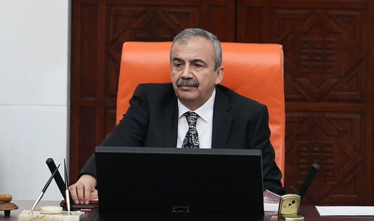 Son Dakika! Hastaneye kaldırılmıştı... Aort damarı yırtılan Sırrı Süreyya Önder ameliyata alındı